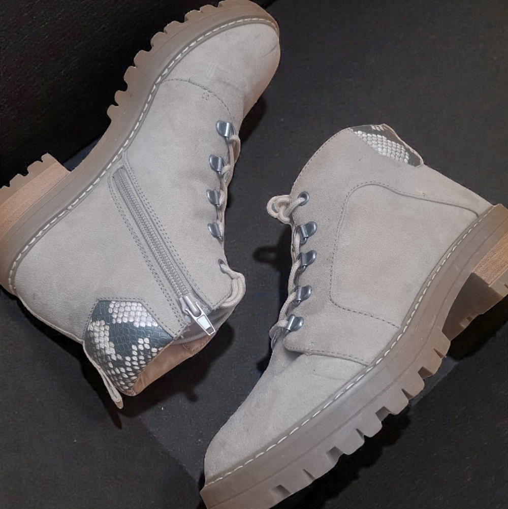 Dolcetta Cream Lace Up Ankle Boots Women's Sz 7.5 Snakeskin Accent Heel Lug Sole